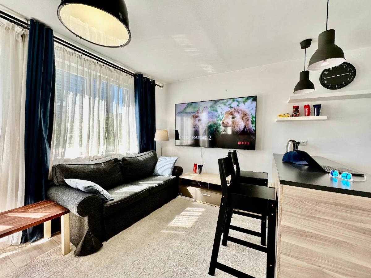 Neon 2 - Fast Wifi 70'Tv Netflix Hbo Max Appletv+ Apartment Warsaw Luaran gambar